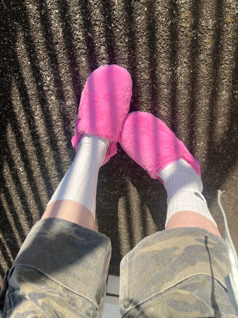 ベージュ系のバッグ、グリーン系のパンツ、ブラウン系のジャケット/アウターを着用したレディースの冬コーディネートの4枚目の写真