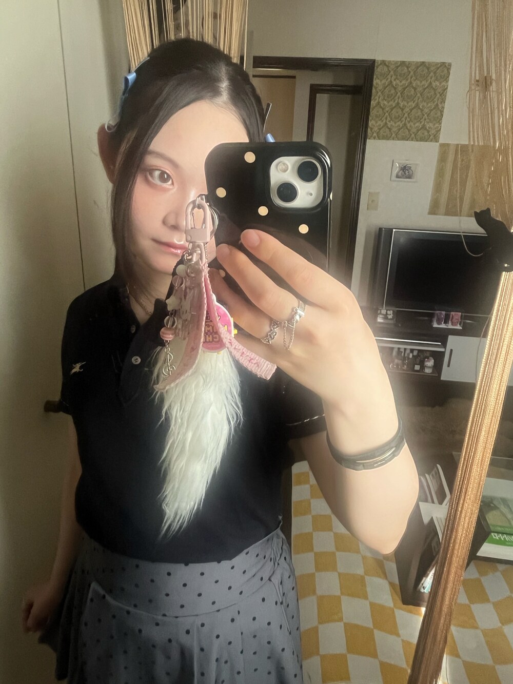 ブラック系のポロシャツを着用したレディースの秋コーディネートの2枚目の写真