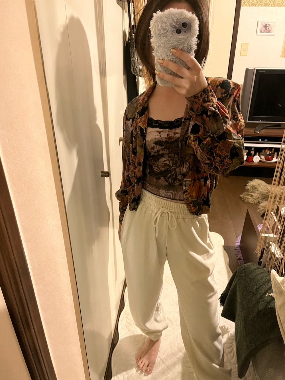 その他のシャツ/ブラウス、ブラウン系のタンクトップ、ホワイト系のカーゴパンツを着用したレディースの秋コーディネートの2枚目の写真