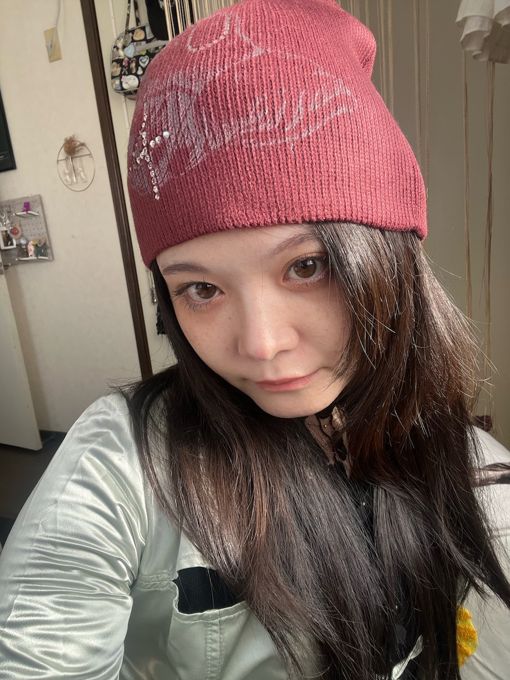 ベージュ系のバッグ、グリーン系のパンツ、ブラウン系のジャケット/アウターを着用したレディースの冬コーディネートの3枚目の写真