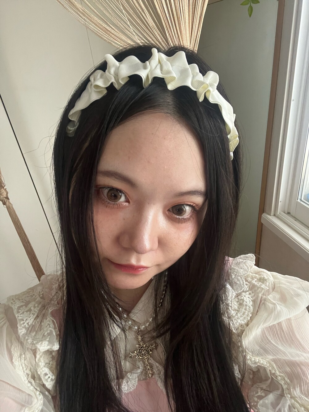 ピンク系のドレスを着用したレディースの秋コーディネートの2枚目の写真