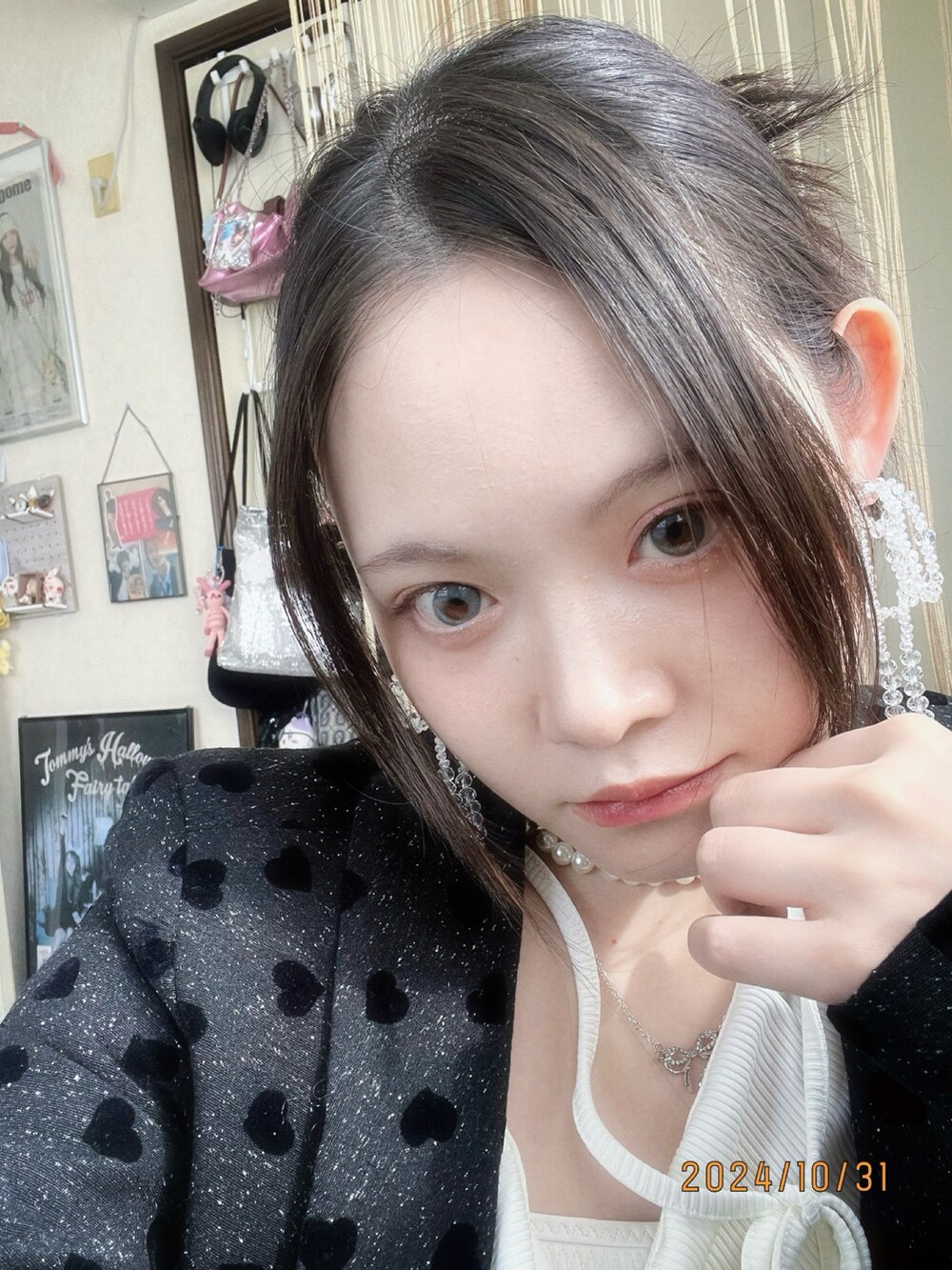 ホワイト系のTシャツ/カットソー、ブラック系のジャケット/アウター、ブラウン系のスカートを着用したレディースの秋コーディネートの3枚目の写真