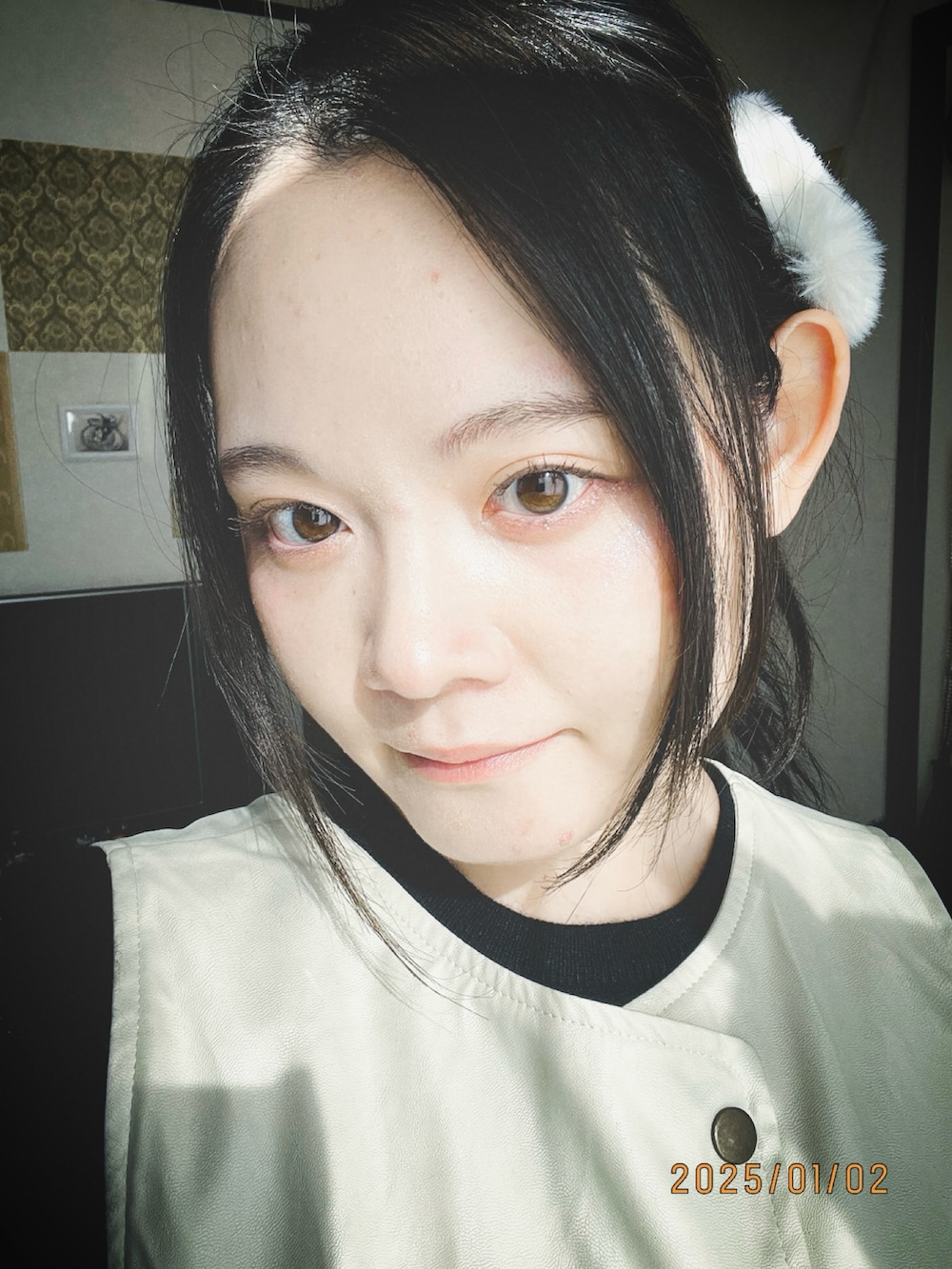 ホワイト系のベストを着用したレディースの冬コーディネートの2枚目の写真