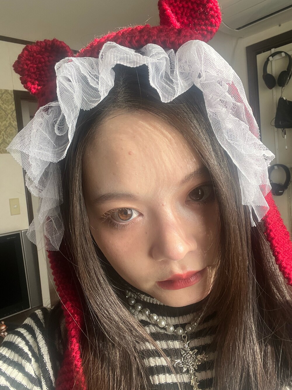 ブラウン系のジャケット/アウター、ホワイト系のワンピース/ドレス、グリーン系のカーゴパンツを着用したレディースの冬コーディネートの4枚目の写真