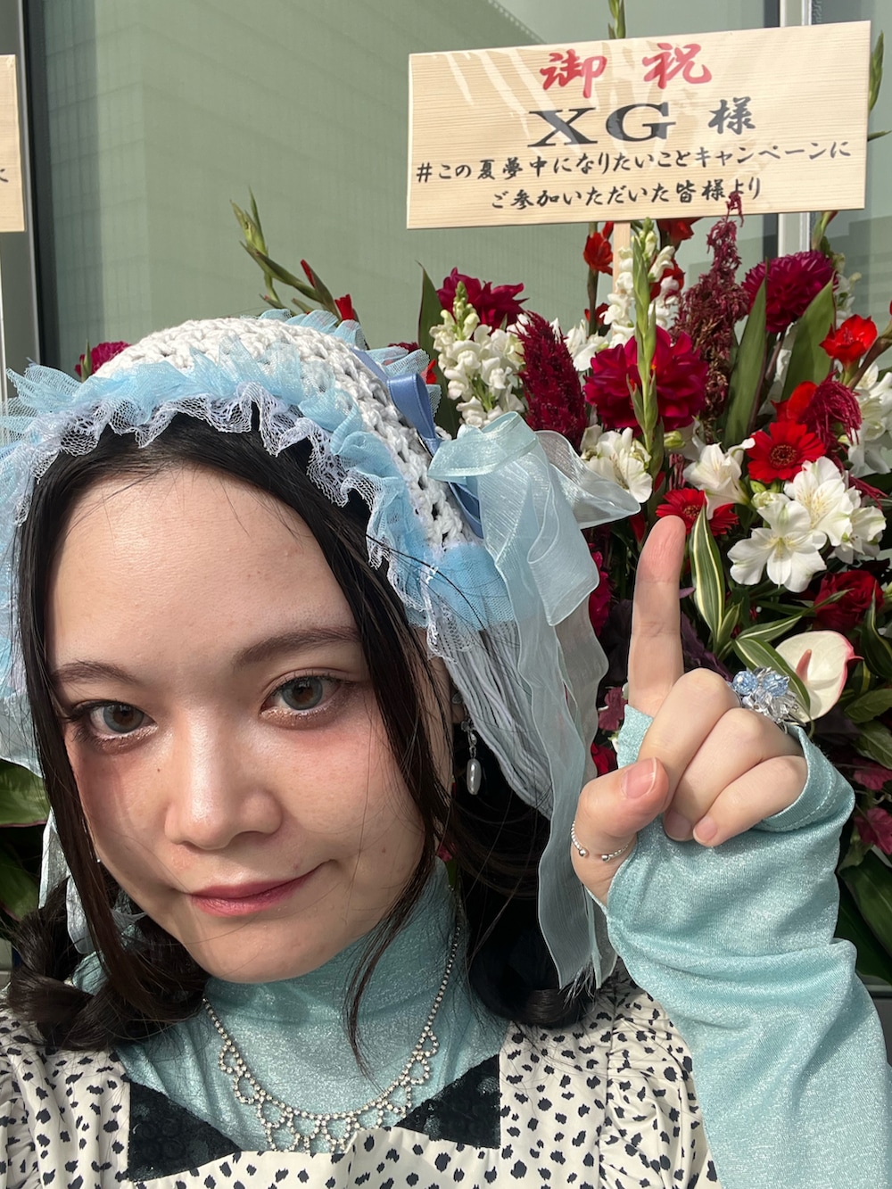 ブルー系のトップス、ホワイト系のワンピースを着用したレディースの秋コーディネートの4枚目の写真