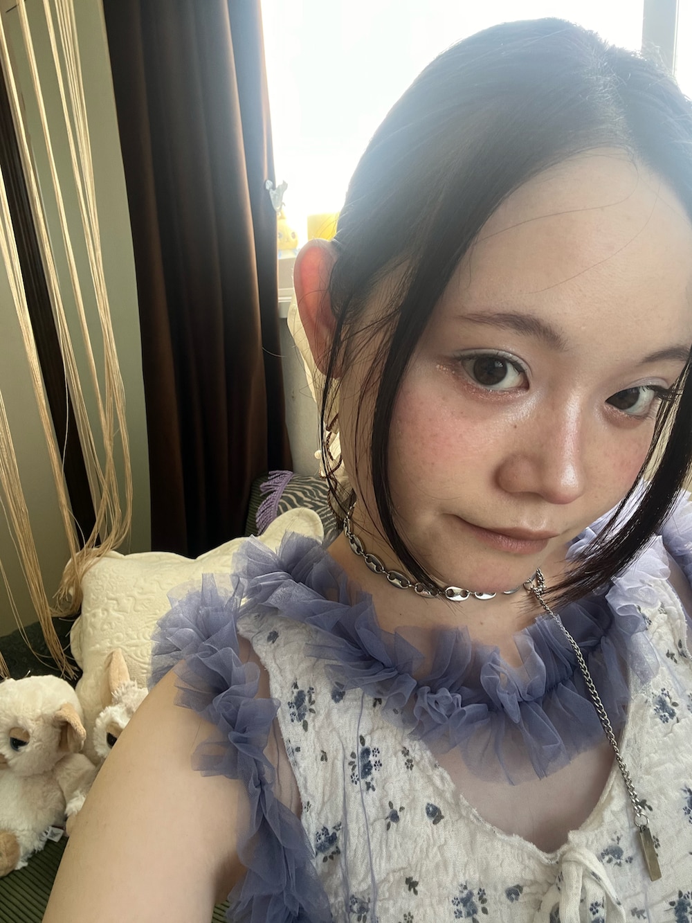 ブルー系のトップス、ホワイト系のパンツ、ホワイト系のタンクトップを着用したレディースの夏コーディネートの3枚目の写真