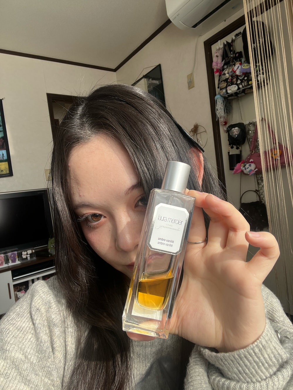 ホワイト系のジャケット/アウター、ブラック系のバッグを着用したレディースの冬コーディネートの4枚目の写真