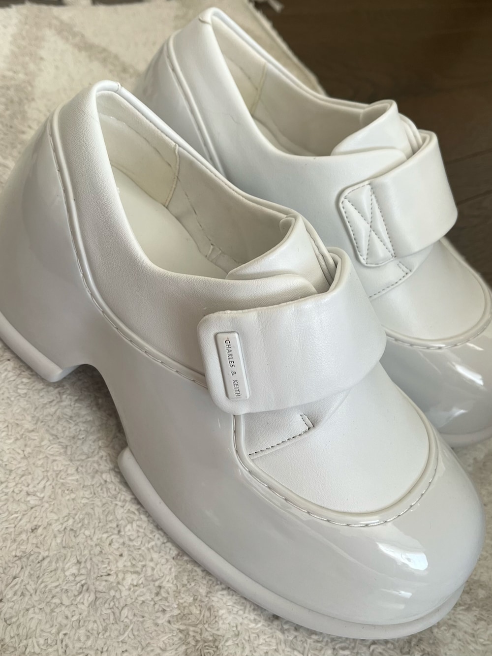 ピンク系のパンツ、ホワイト系のシューズ、ピンク系のノーカラージャケットを着用したレディースの冬コーディネートの3枚目の写真