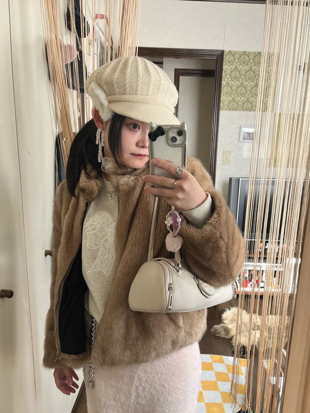 ピンク系のスカート、グレー系のスウェット、ブラウン系のシューズを着用したレディースの冬コーディネートの2枚目の写真