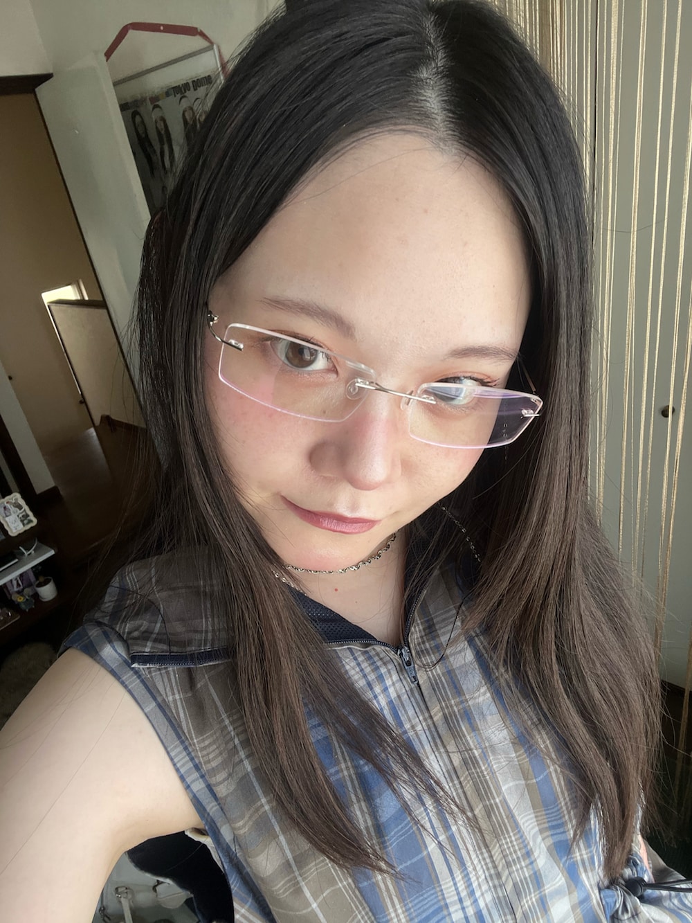 ブラック系のパンツ、ブルー系のその他トップスを着用したレディースの夏コーディネートの3枚目の写真