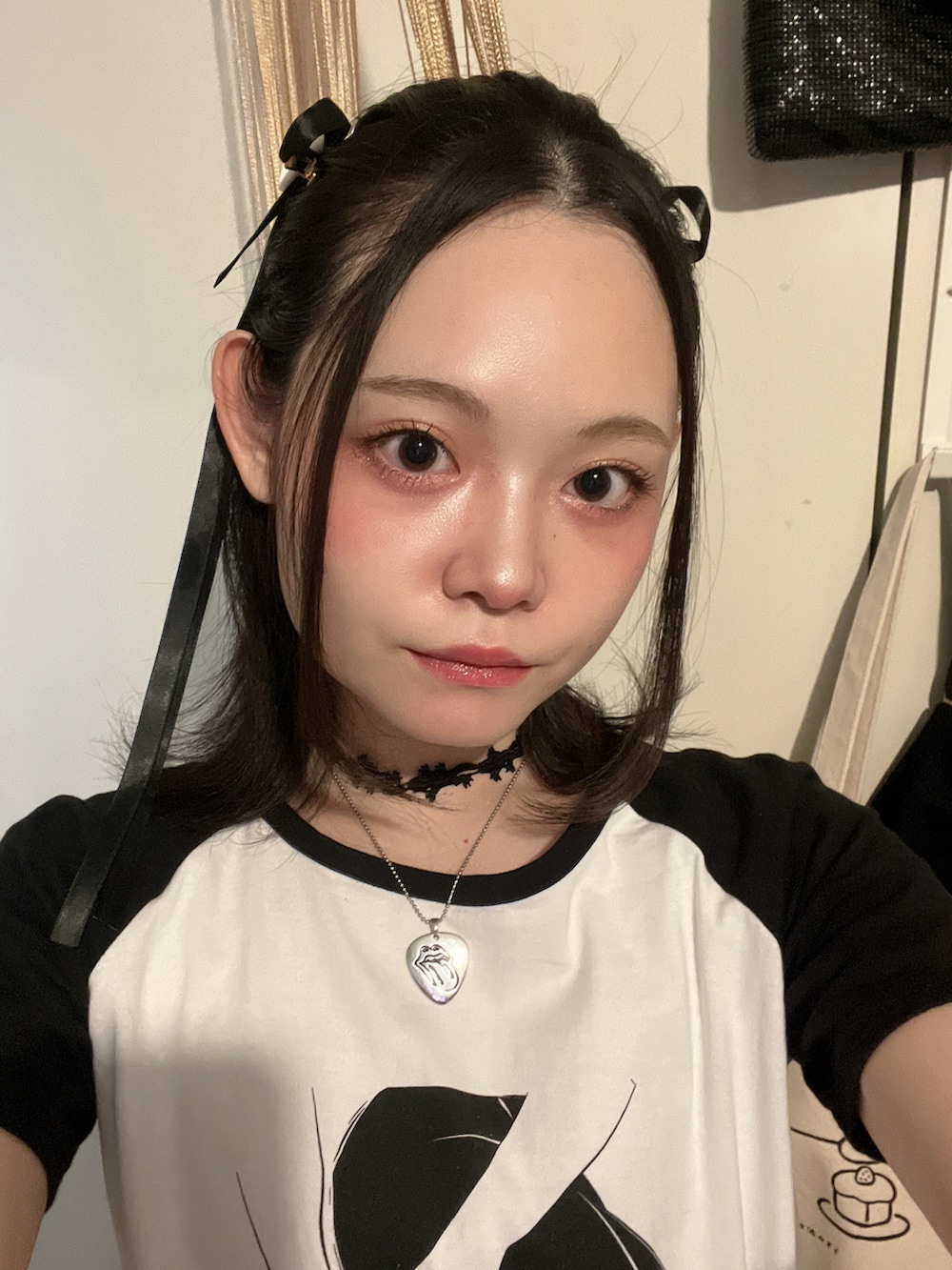 ホワイト系のTシャツ/カットソー、ブラック系のスカートを着用したレディースの春コーディネートの2枚目の写真