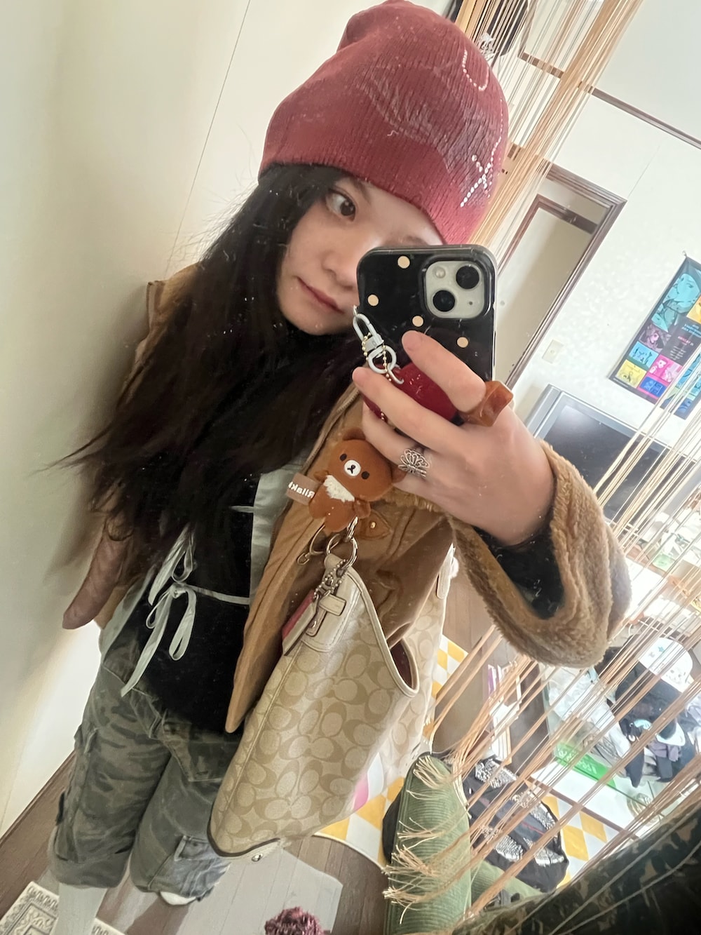 ベージュ系のバッグ、グリーン系のパンツ、ブラウン系のジャケット/アウターを着用したレディースの冬コーディネートの2枚目の写真