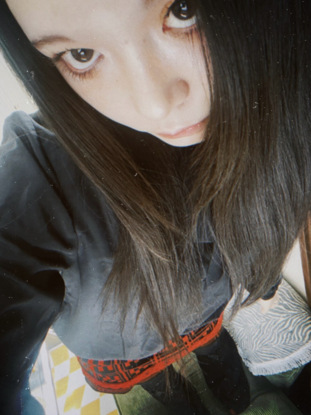 ブルー系のデニムジャケット、ブラック系のパンツを着用したレディースの春コーディネートの3枚目の写真