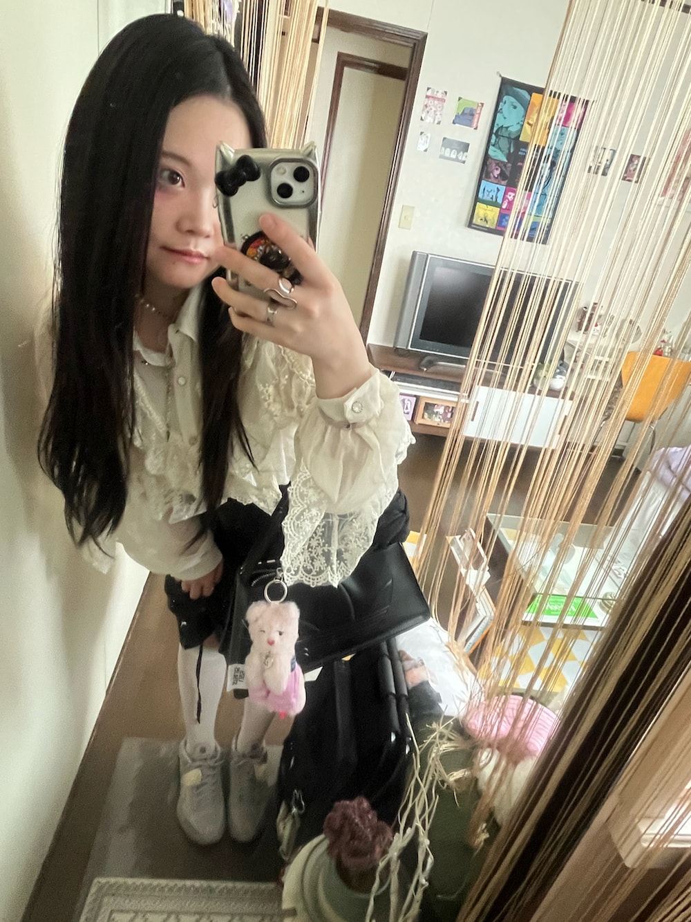ブラック系のスカート、グレー系のスニーカー、ブラック系のバッグを着用したレディースの夏コーディネートの2枚目の写真