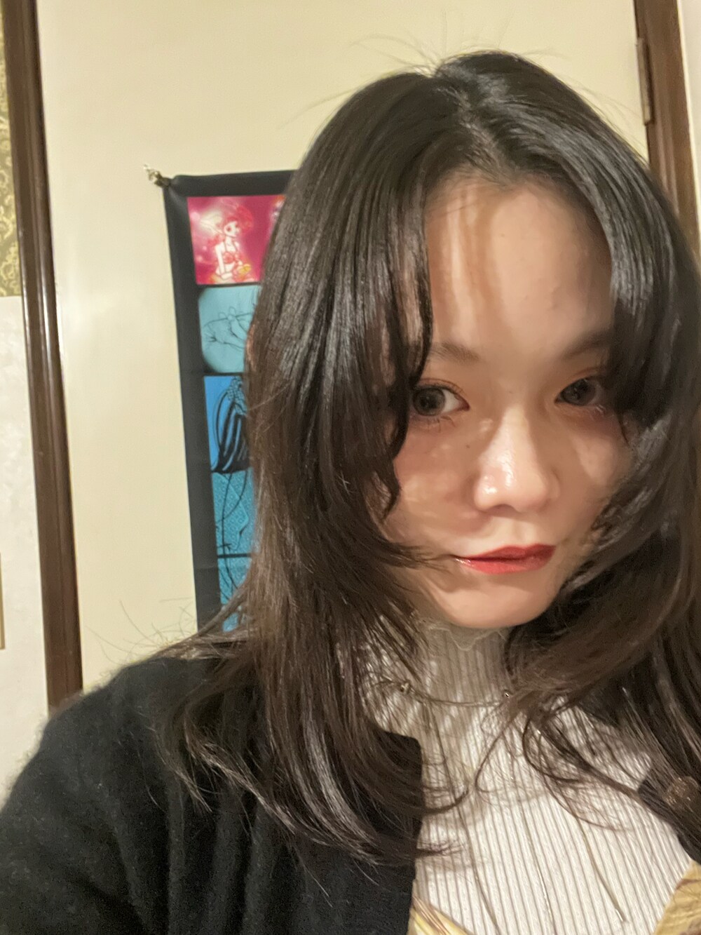 ベージュ系のトップスを着用したレディースの秋コーディネートの3枚目の写真