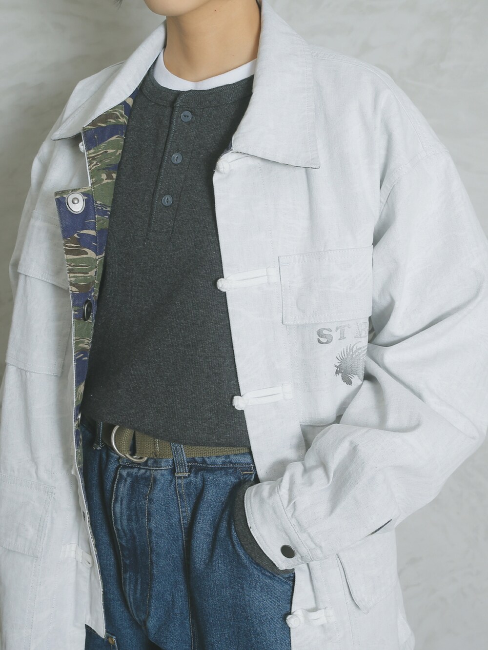 グレー系のTシャツ/カットソーを着用したレディースの冬コーディネートの2枚目の写真