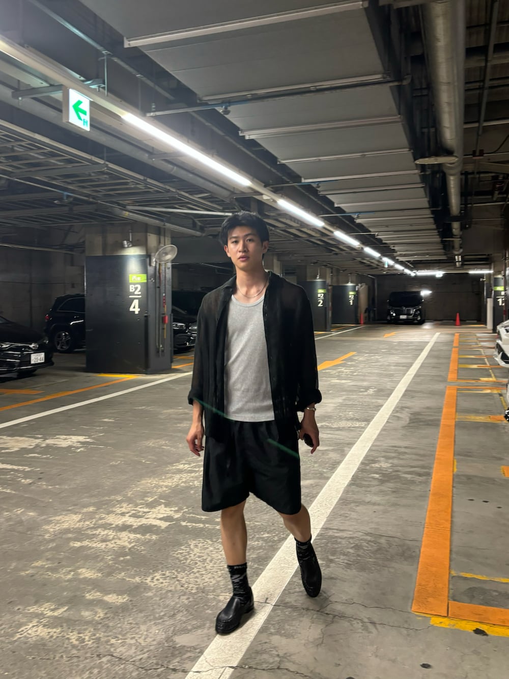 「夏服、着回しコーデ、ブラックコーデ、夏、ショーツ、リネン、シャツ、シンプル、スケスケ」｜「Hender Schemeのlibido（ローファー、ブラック系）」を使った、コーチャンさん（メンズ・177cm）の秋コーディネートの2枚目の写真