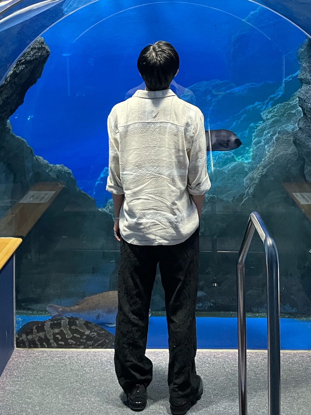 「お出かけコーデ日記、オトナカジュアル、春夏コーデ、メンズファッション、お洒落さんとつながりたい、古着好きな人と繋がりたい、スニーカーコーデ、黒、春、シャツ、お出かけコーデ、maisonspecial、黒パンツ、スラックス」｜「MAISON SPECIALの《ユニセックスアイテム》リーフレース1タックワイドパンツ【MAISON SPECIAL/メゾンスペシャル】（その他パンツ、ブラック系）」を使った、コーチャンさん（メンズ・177cm）の春コーディネートの2枚目の写真
