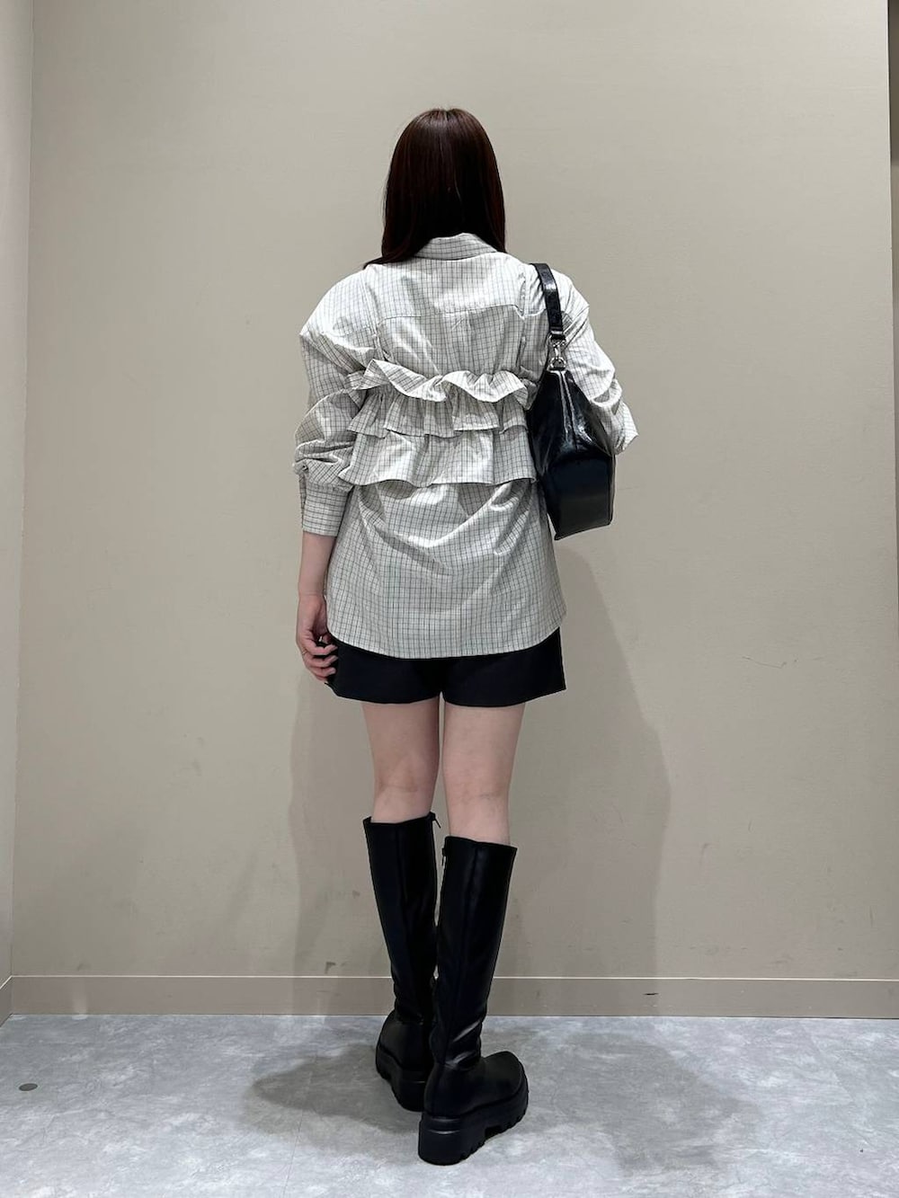 グレー系のその他パンツ、ブラック系のブーツ、ブラック系のショルダーバッグを着用したレディースの春コーディネートの5枚目の写真