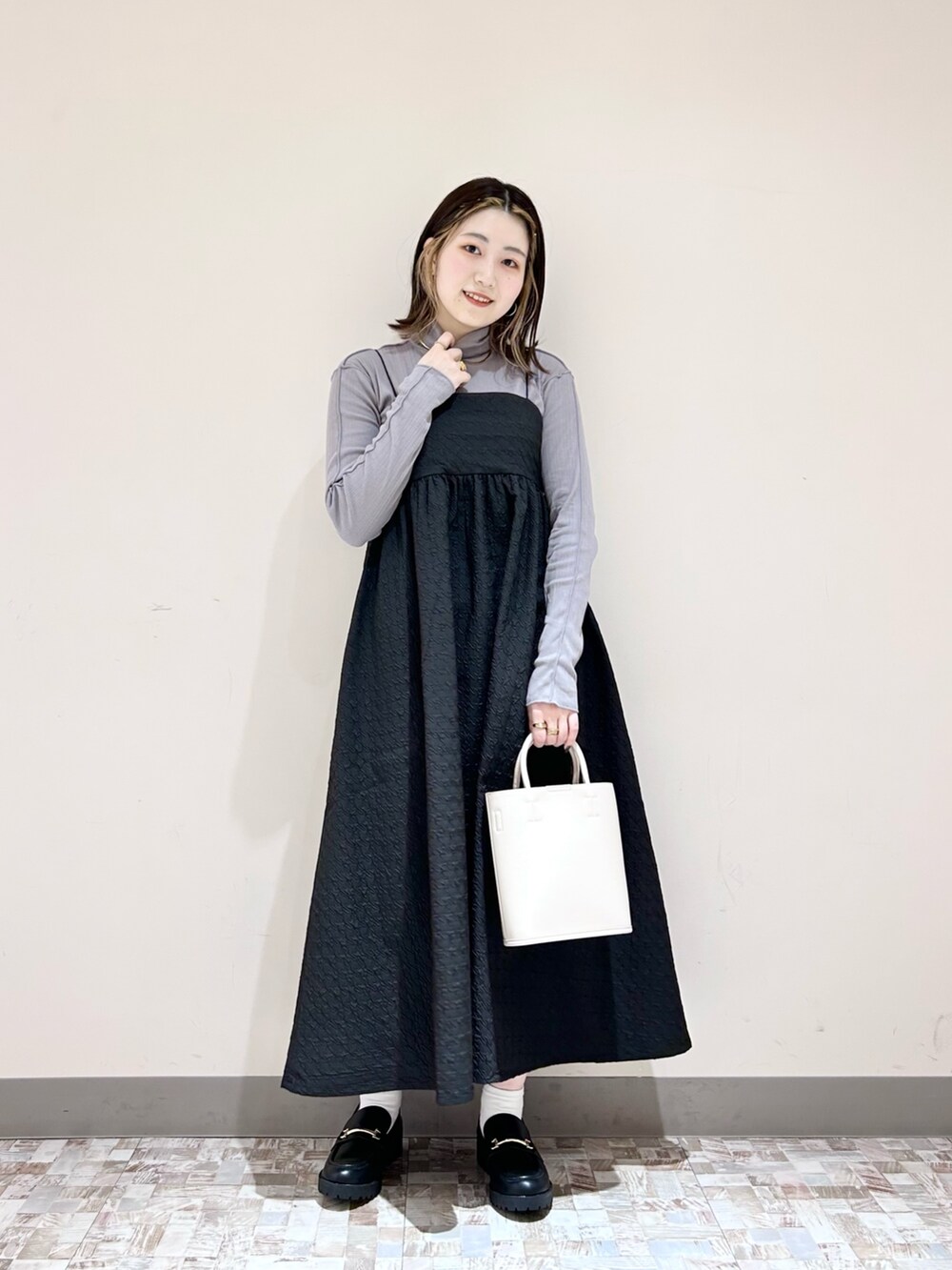 ブラック系のワンピース/ドレス、グレー系のTシャツ/カットソー、ブラック系のローファーを着用したレディースの秋コーディネートの2枚目の写真