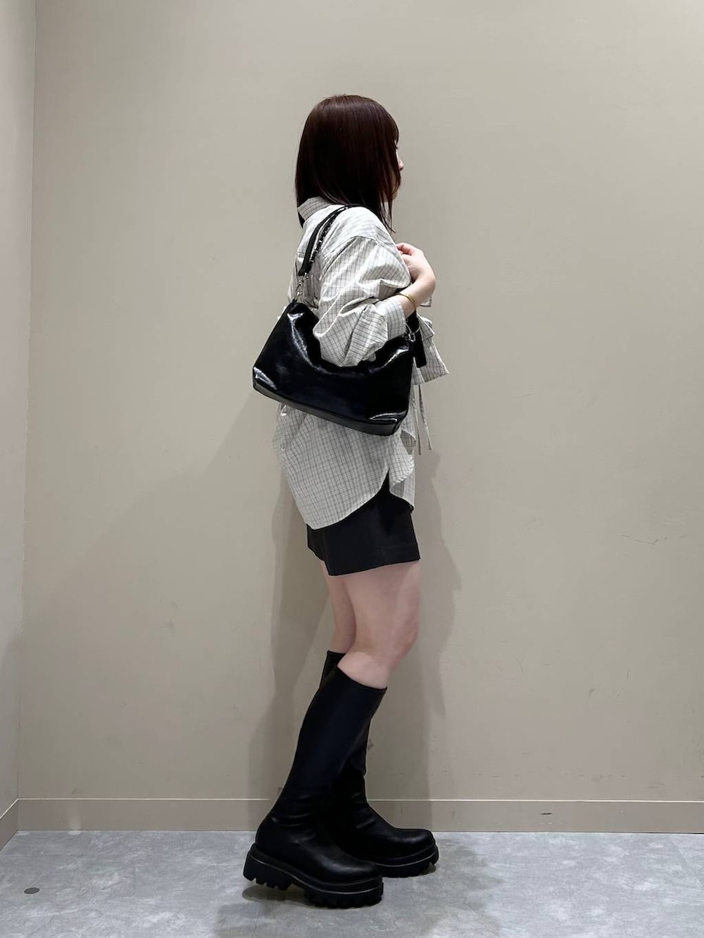 グレー系のその他パンツ、ブラック系のブーツ、ブラック系のショルダーバッグを着用したレディースの春コーディネートの4枚目の写真
