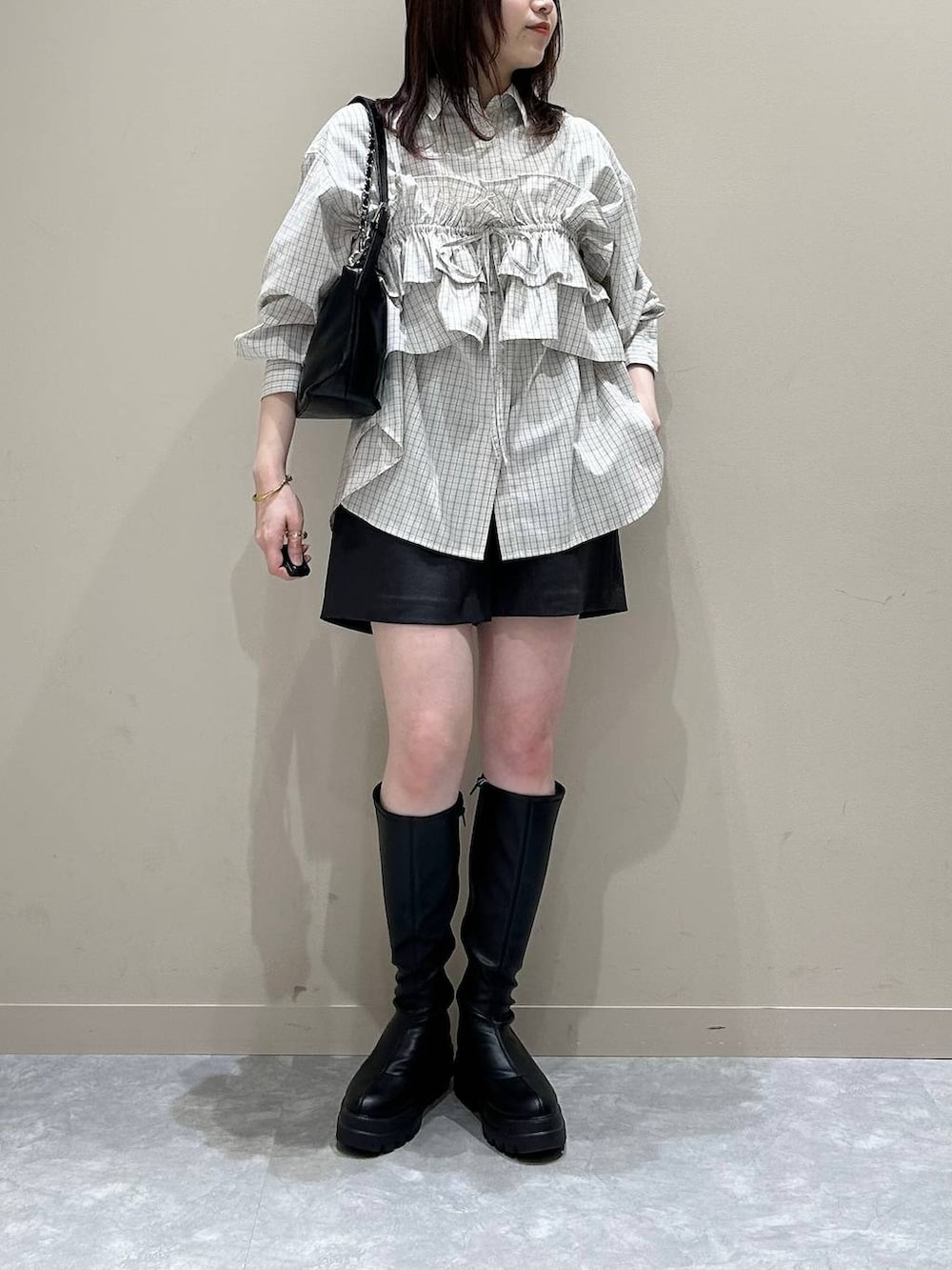 グレー系のその他パンツ、ブラック系のブーツ、ブラック系のショルダーバッグを着用したレディースの春コーディネートの3枚目の写真
