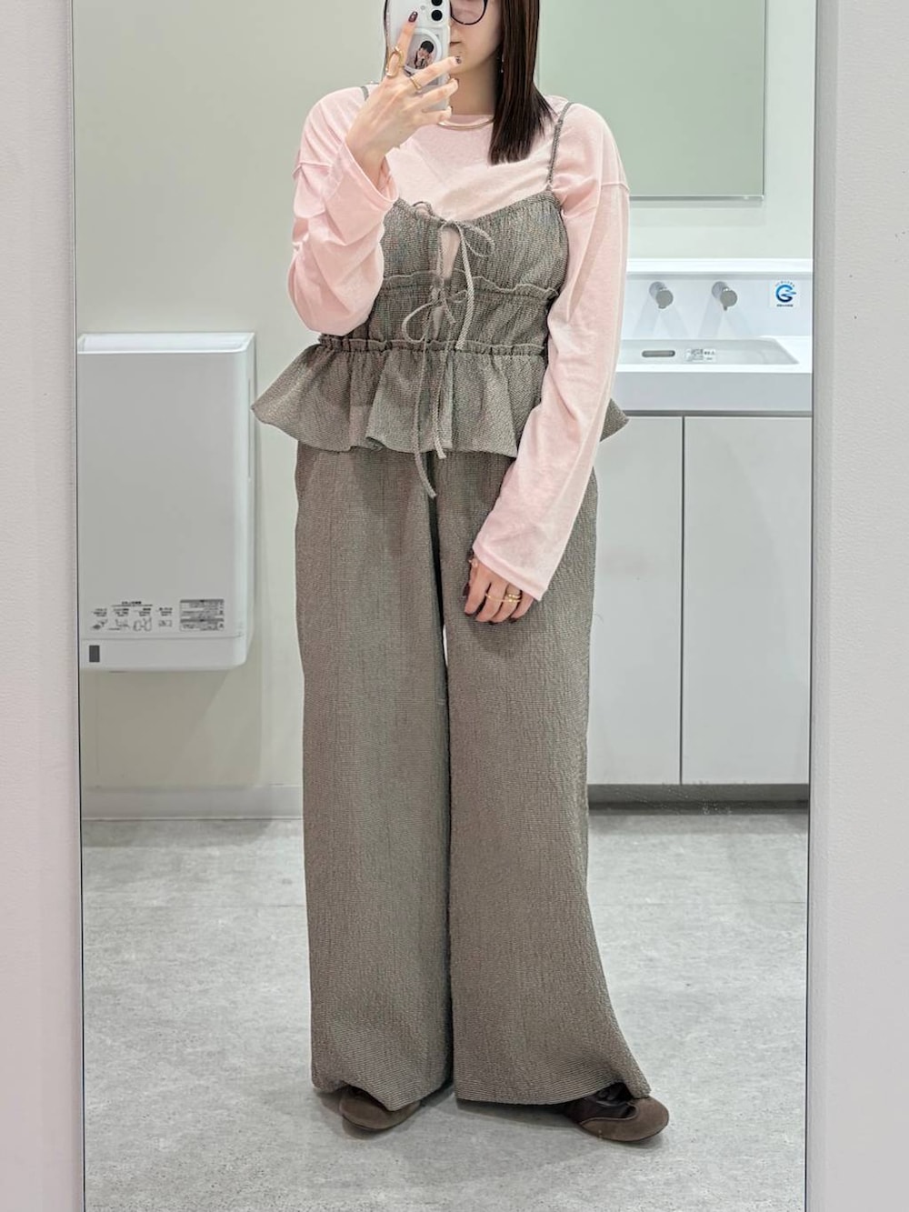 ピンク系のTシャツ/カットソー、ブラウン系のサロペット/オーバーオール、ゴールド系のチョーカーを着用したレディースの春コーディネートの2枚目の写真