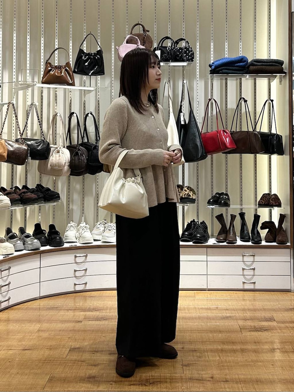 ブラック系のその他パンツ、ブラウン系のローファー、ベージュ系のカーディガン/ボレロを着用したレディースの秋コーディネートの4枚目の写真