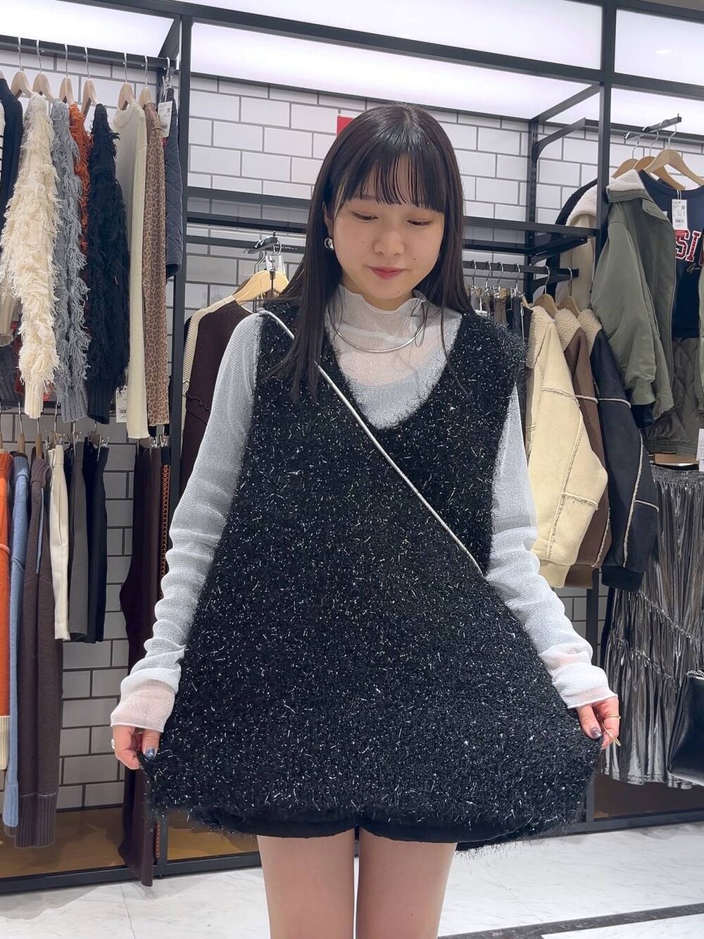 ブラック系のその他パンツ、ブラック系のブーツ、その他のTシャツ/カットソーを着用したレディースの冬コーディネートの5枚目の写真