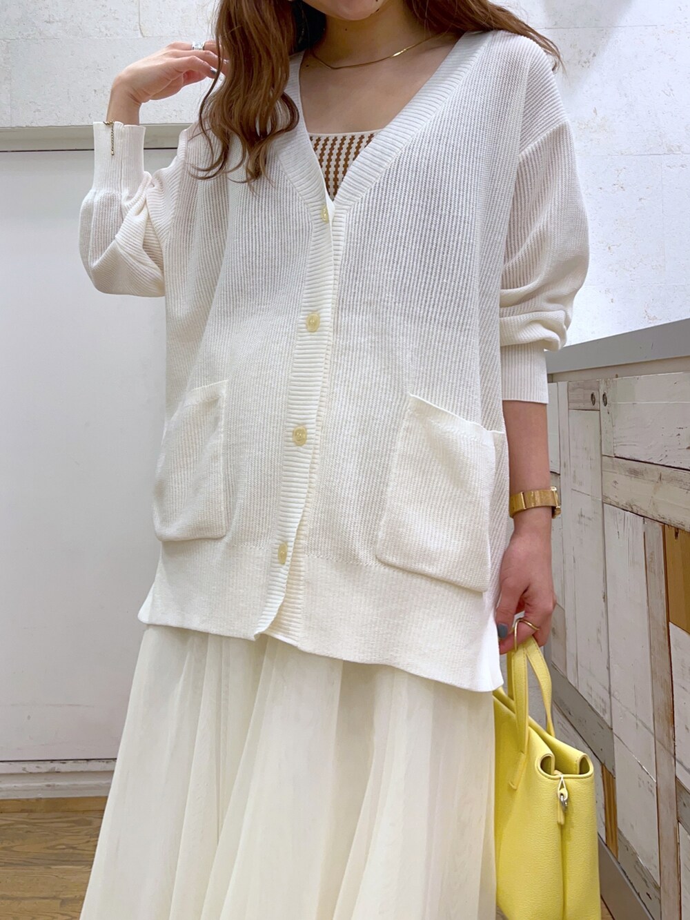 ホワイト系のシューズ、ホワイト系のスカート、ホワイト系のトップスを着用したレディースの春コーディネートの2枚目の写真