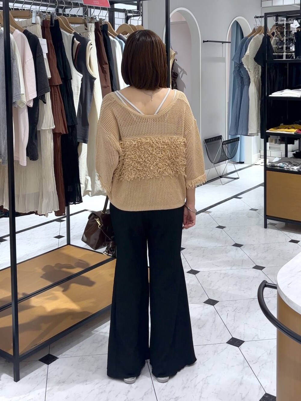 ホワイト系のTシャツ/カットソー、シルバー系のサンダル、ブラック系のその他パンツを着用したレディースの夏コーディネートの3枚目の写真