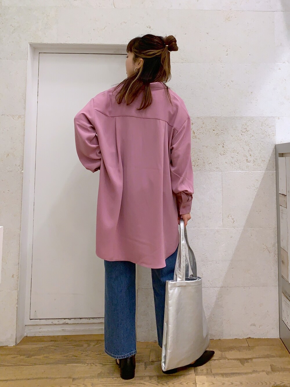 ブルー系のパンツ、ピンク系のトップス、グレー系のトートバッグを着用したレディースの春コーディネートの4枚目の写真