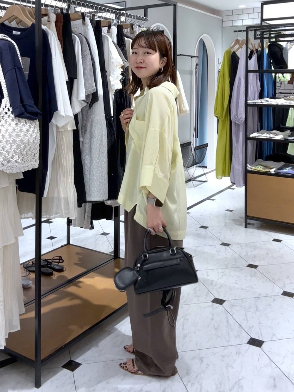 ホワイト系のTシャツ/カットソー、ブラウン系のデニムパンツ、イエロー系のシャツ/ブラウスを着用したレディースの春コーディネートの2枚目の写真