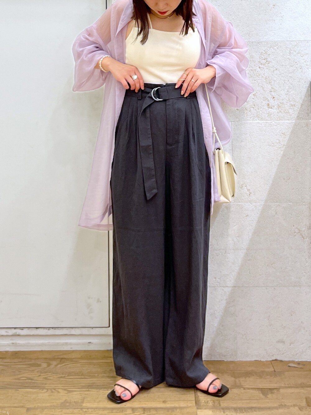 グレー系のその他パンツ、パープル系のシャツ/ブラウス、ホワイト系のトップスを着用したレディースの夏コーディネートの3枚目の写真