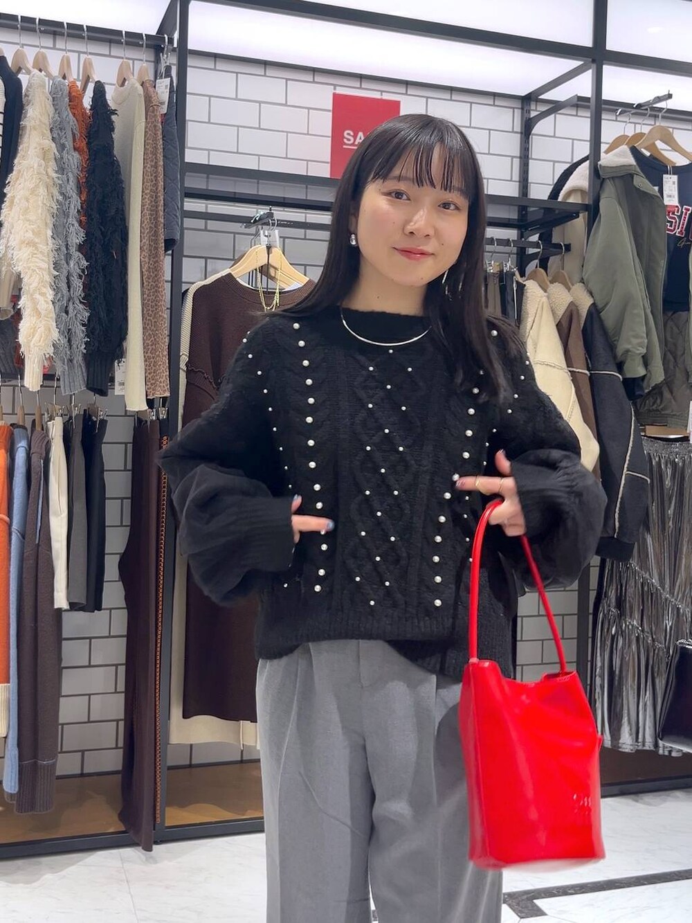 グレー系のその他パンツ、ブラック系のニット/セーター、ブラック系のバレエシューズを着用したレディースの冬コーディネートの5枚目の写真