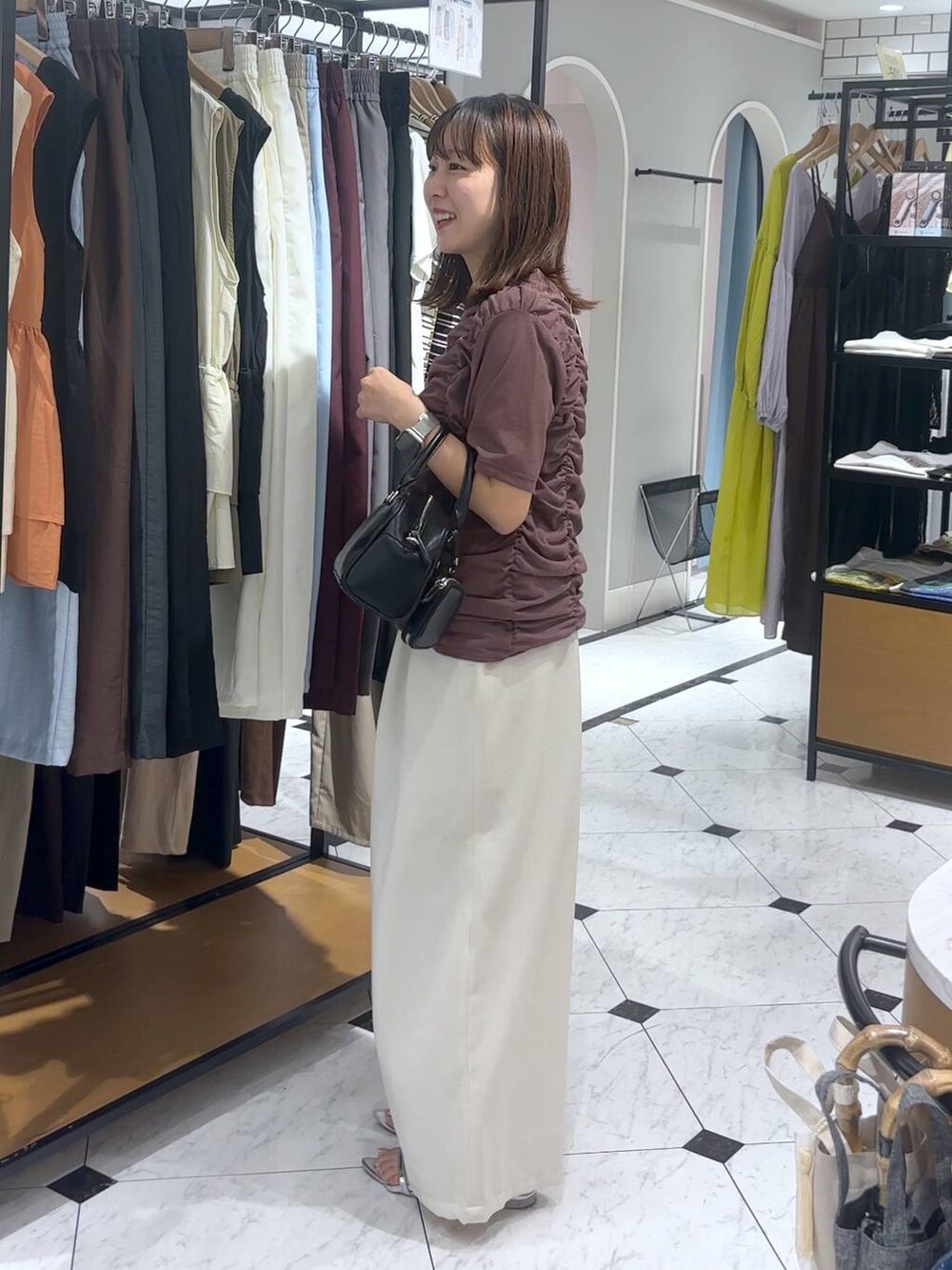 ホワイト系のその他パンツ、シルバー系のサンダル、ブラック系のショルダーバッグを着用したレディースの夏コーディネートの2枚目の写真