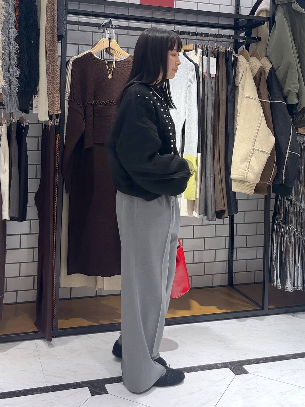 グレー系のその他パンツ、ブラック系のニット/セーター、ブラック系のバレエシューズを着用したレディースの冬コーディネートの3枚目の写真
