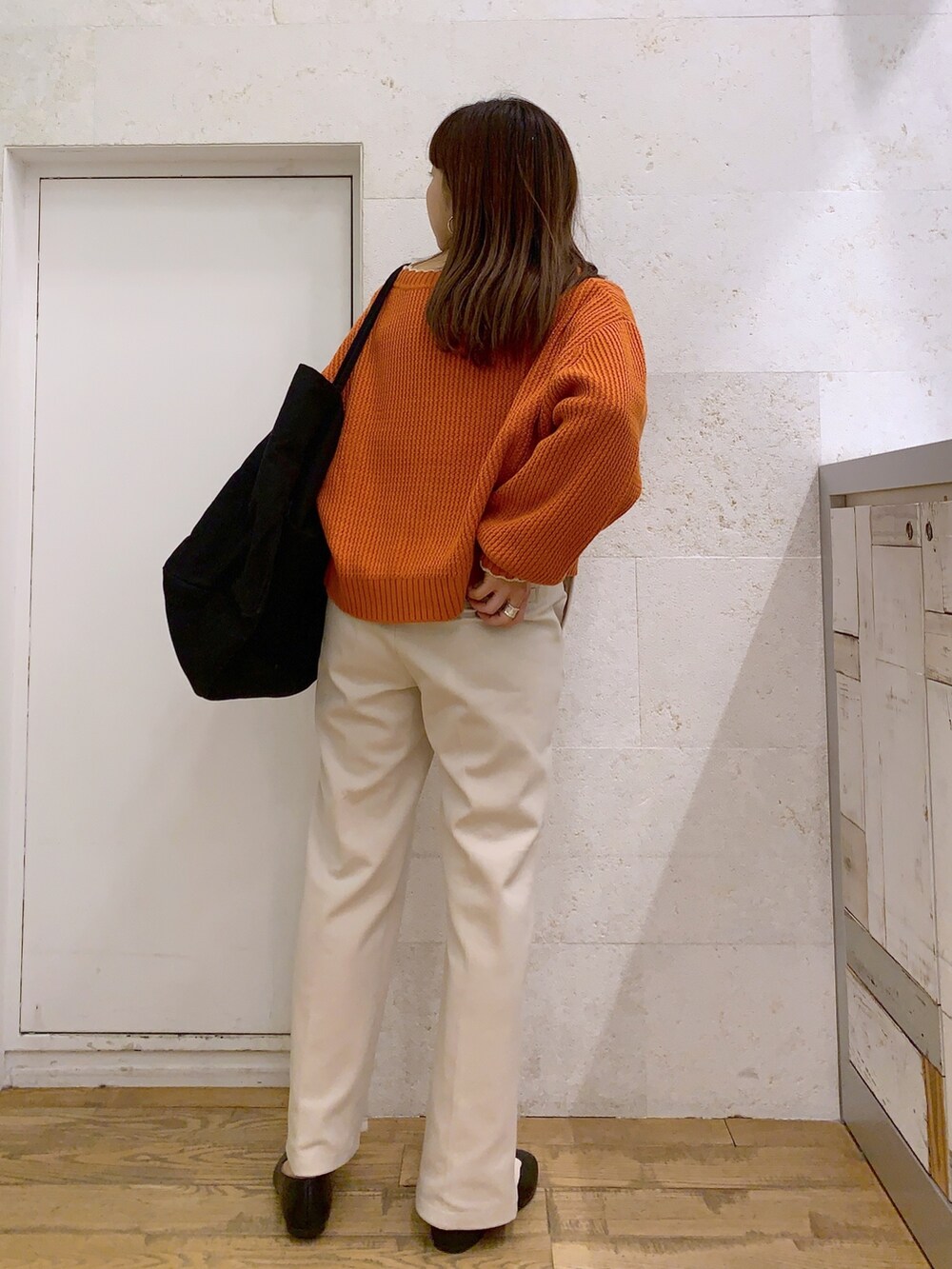 ブラウン系のトップス、ホワイト系のトップス、ホワイト系のパンツを着用したレディースの春コーディネートの3枚目の写真
