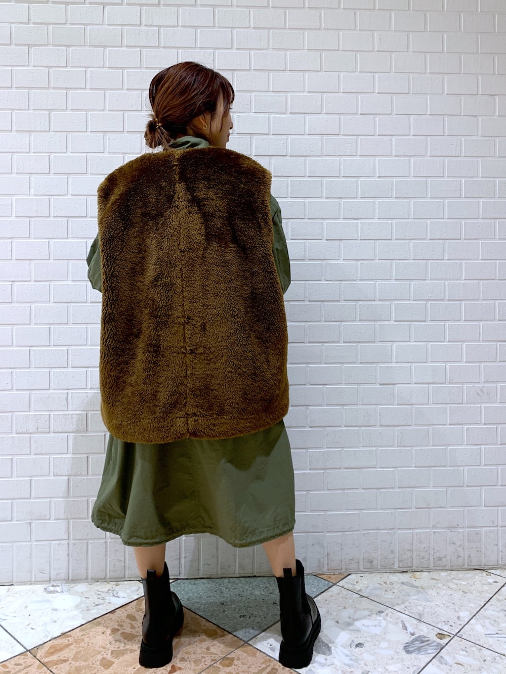 ブラウン系のジャケット/アウター、グリーン系のジャケット/アウター、ブラック系のショルダーバッグを着用したレディースの秋コーディネートの4枚目の写真