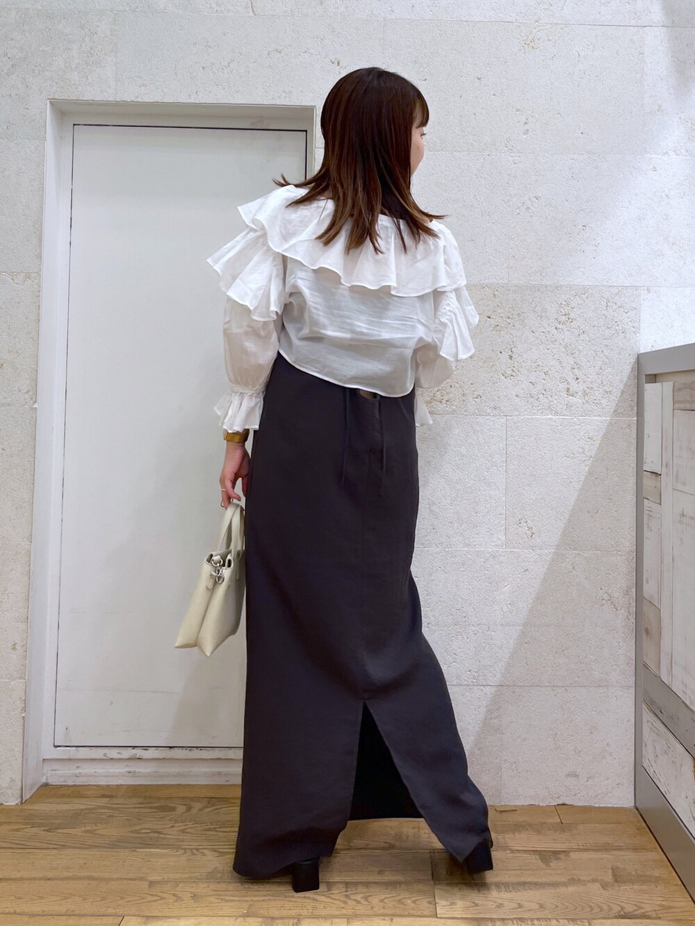 ホワイト系のシャツ/ブラウス、グレー系のワンピース、ホワイト系のバッグを着用したレディースの夏コーディネートの4枚目の写真