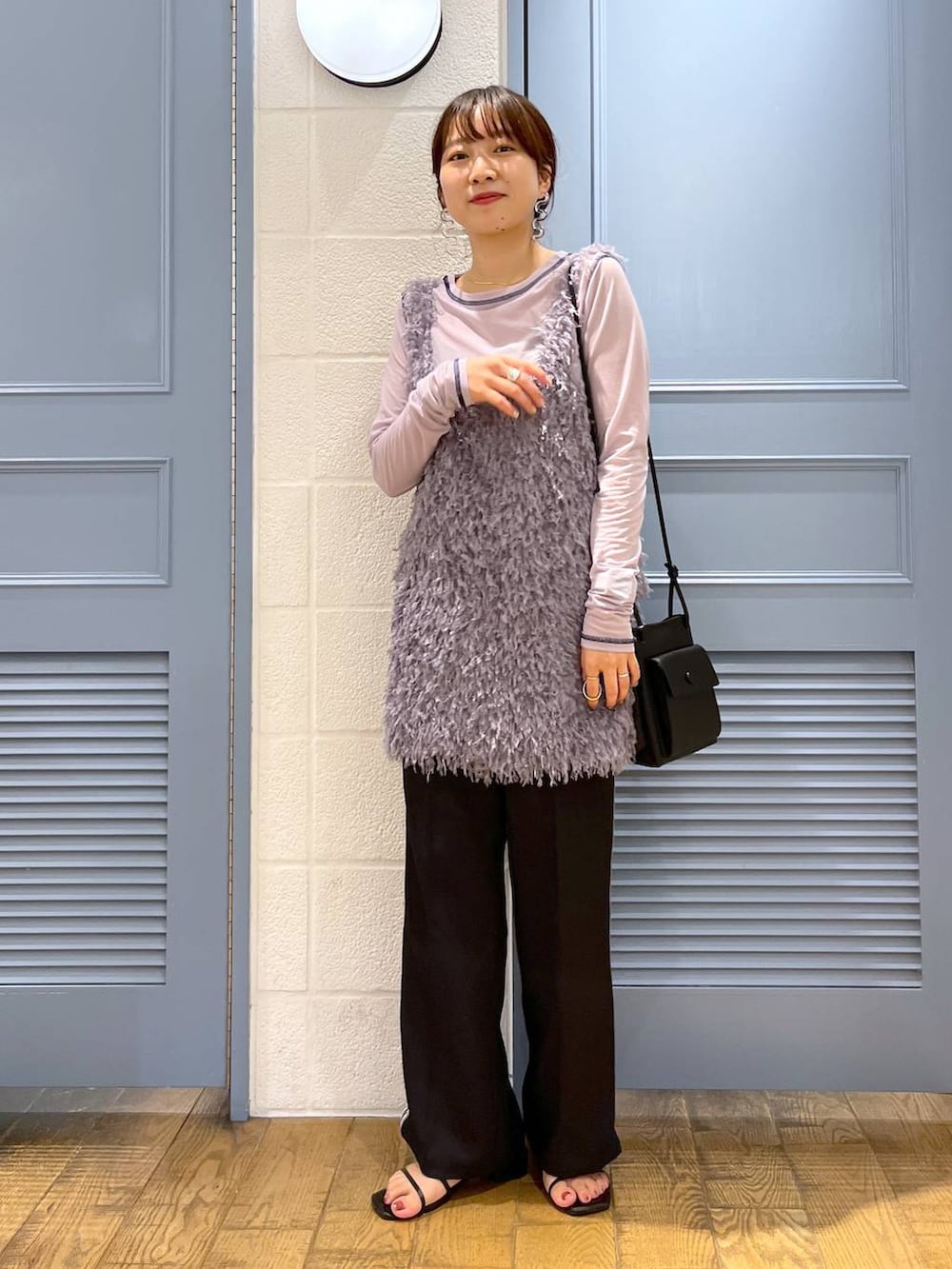 ブラック系のショルダーバッグ、ブラック系のサンダル、ブラック系のその他パンツを着用したレディースの夏コーディネートの2枚目の写真