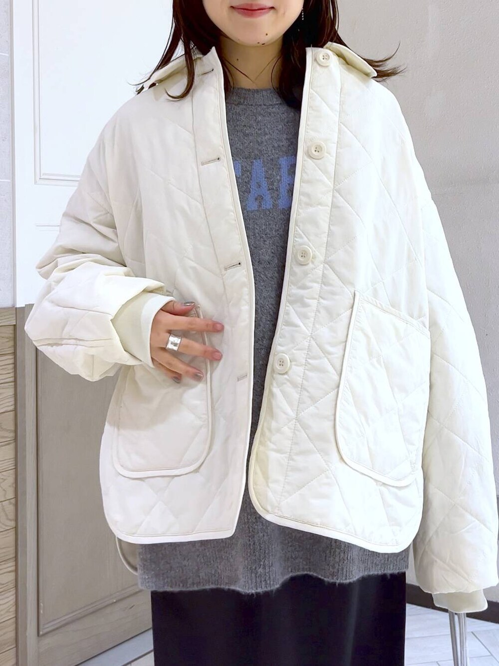 「低身長、体型カバー、個性派、LOWRYS FARM、ローリーズスタイル_LOWRYS FARM、ゆったり、楽ちんコーデ、ママコーデ、ニット、アウター、スカート」｜「LOWRYS FARMのロゴニットプリントLS   100445（ニット/セーター、グレー系）」を使った、これとすさん（レディース・150cm）の冬コーディネートの4枚目の写真