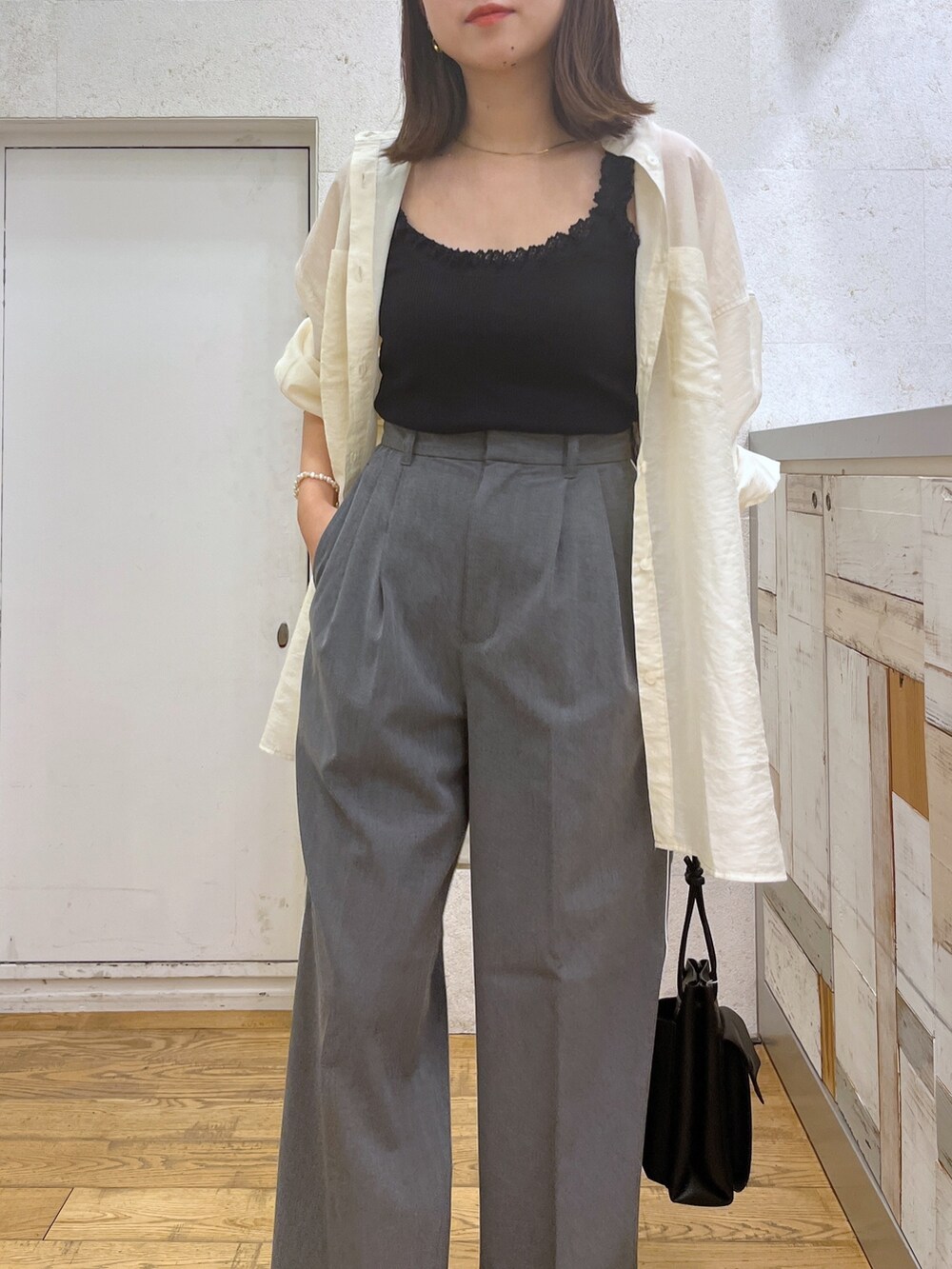 ホワイト系のシャツ/ブラウス、ブラック系のバッグ、ブラック系のシューズを着用したレディースの夏コーディネートの2枚目の写真