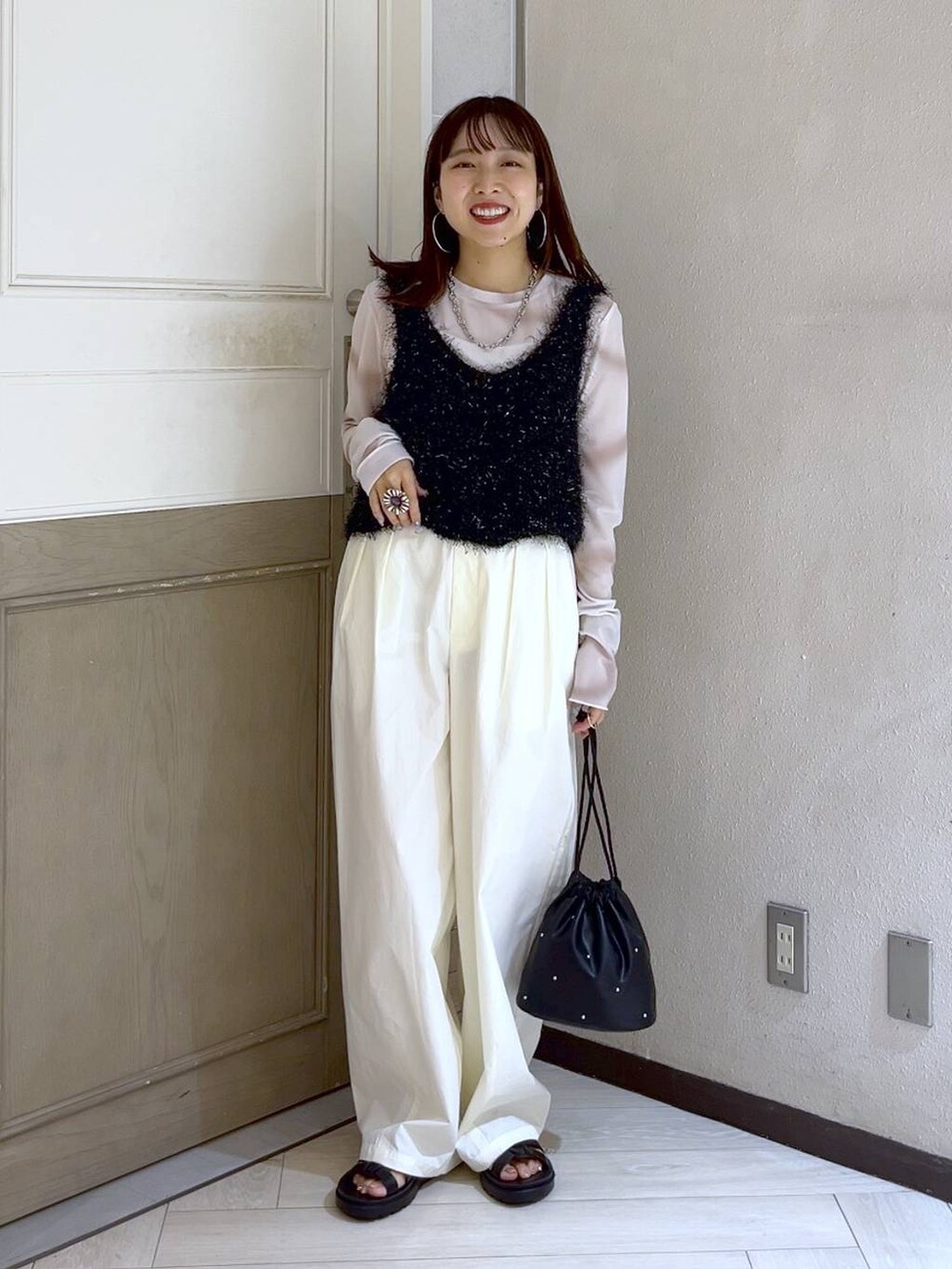 ブラック系のショルダーバッグ、ブラック系のキャミソール、ブラック系のスニーカーを着用したレディースの夏コーディネートの2枚目の写真