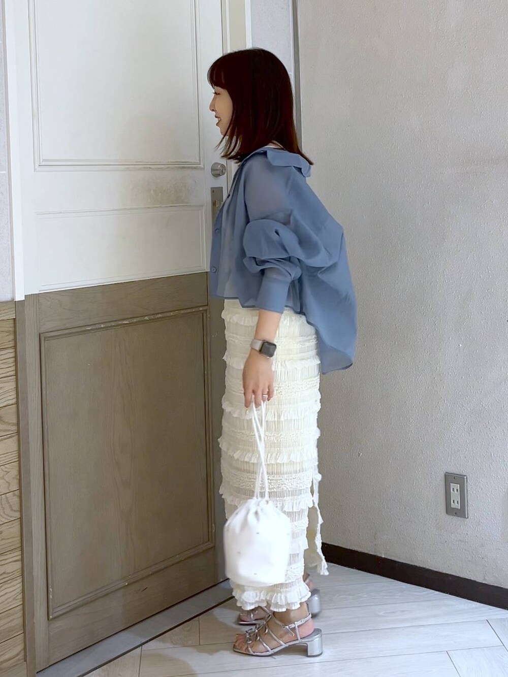 ホワイト系のショルダーバッグ、シルバー系のサンダル、ホワイト系のタンクトップを着用したレディースの夏コーディネートの2枚目の写真