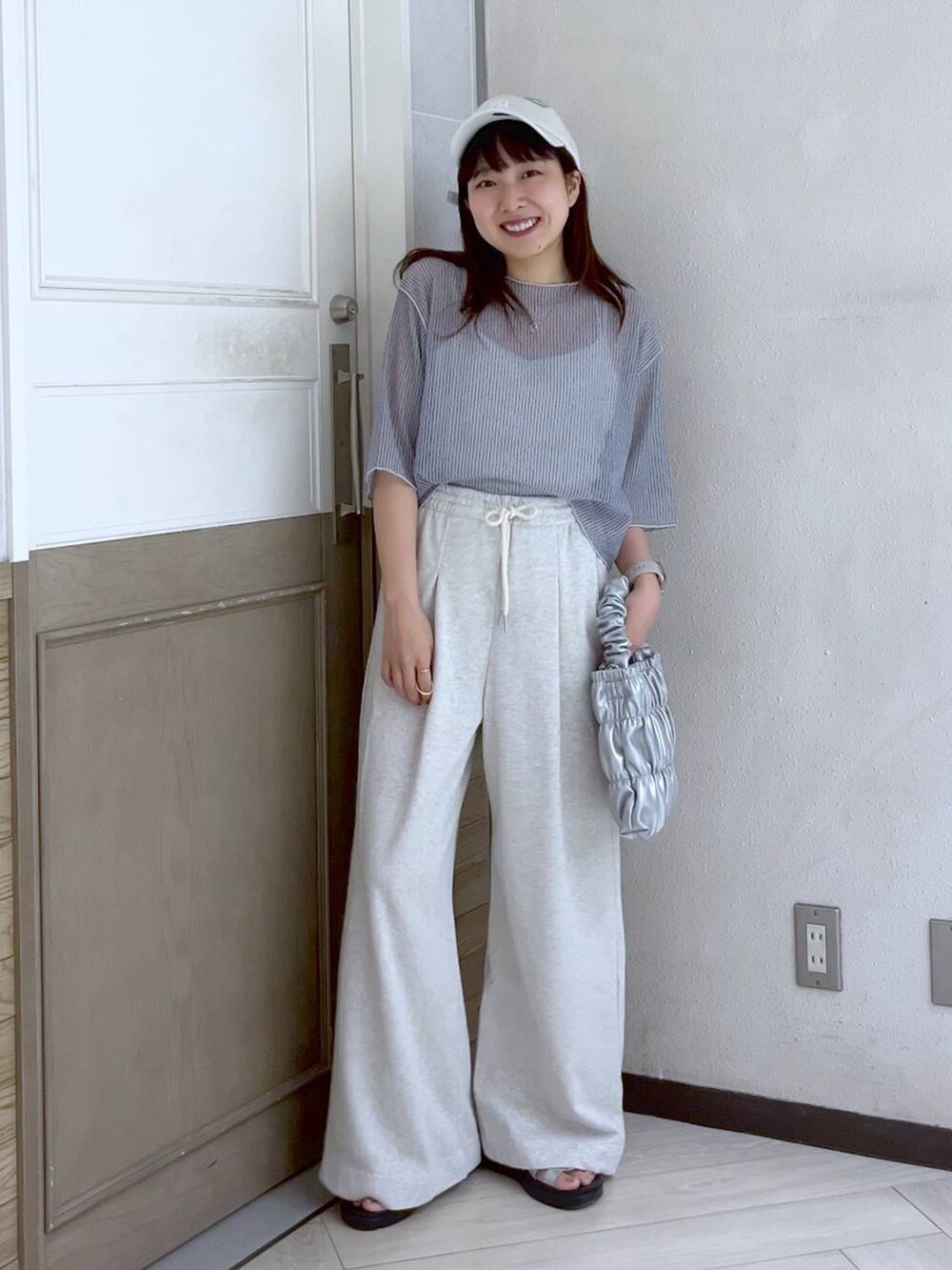 グレー系のスウェットパンツ、シルバー系のスニーカー、グレー系のTシャツ/カットソーを着用したレディースの夏コーディネートの2枚目の写真