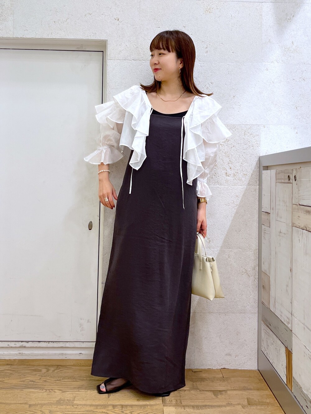 ホワイト系のシャツ/ブラウス、グレー系のワンピース、ホワイト系のバッグを着用したレディースの夏コーディネートの2枚目の写真