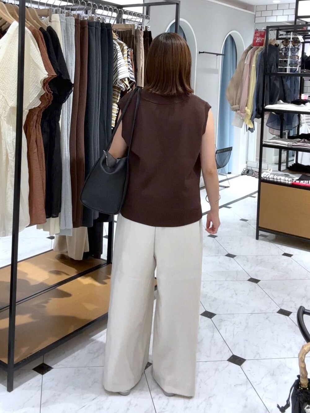 ホワイト系のその他パンツ、ホワイト系のタンクトップ、シルバー系のサンダルを着用したレディースの夏コーディネートの3枚目の写真