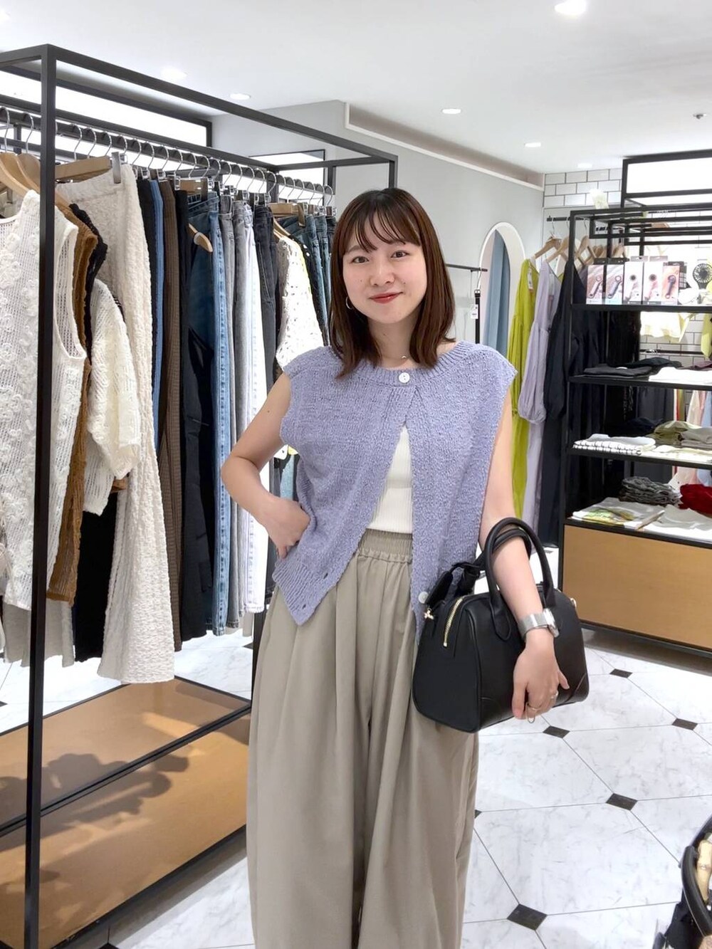 シルバー系のサンダル、パープル系のニット/セーター、ベージュ系のその他パンツを着用したレディースの夏コーディネートの4枚目の写真