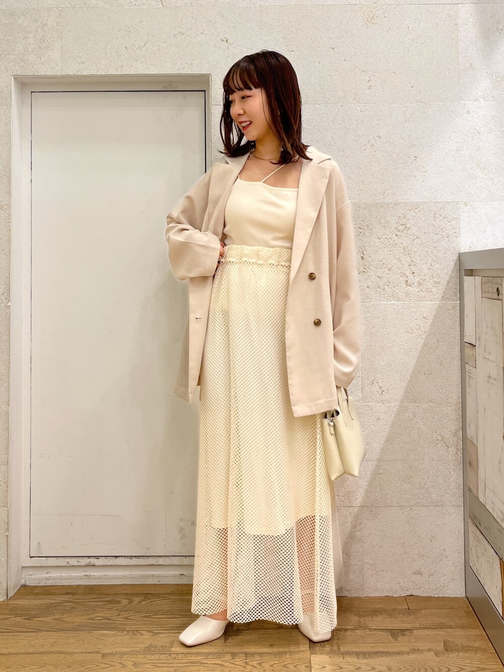 ホワイト系のジャケット/アウター、ホワイト系のトップス、ホワイト系のシューズを着用したレディースの春コーディネートの2枚目の写真